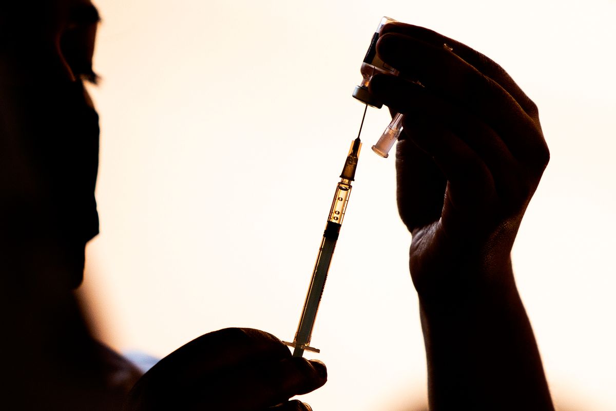 A health worker prepares a dose of the vaccine against COVID-19 (Getty Images)