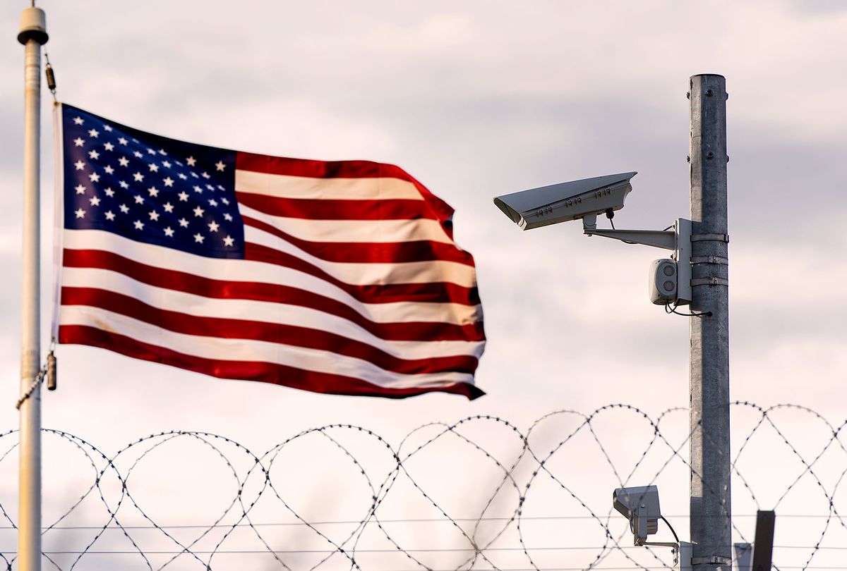 USA border, surveillance camera, barbed wire and USA flag, concept picture (Getty Images/Alxey Pnferov)