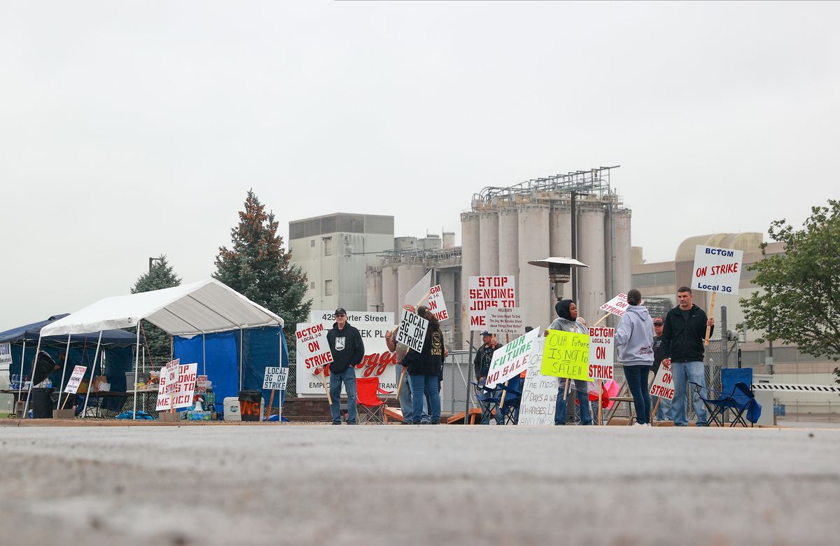 Kellogg's Cereal plant workers demonstrate in front of the plant on October 7, 2021 in Battle Creek, Michigan. Workers at Kellogg’s cereal plants are striking over the loss of premium health care, holiday and vacation pay, and reduced retirement benefits. (Rey Del Rio/Getty Images)