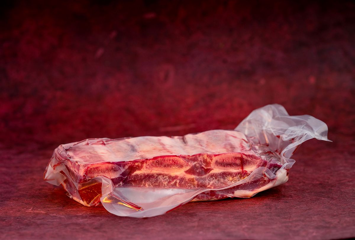 Plastic bag vacuum-sealed short ribs (Getty Images/Annick Vanderschelden Photography)