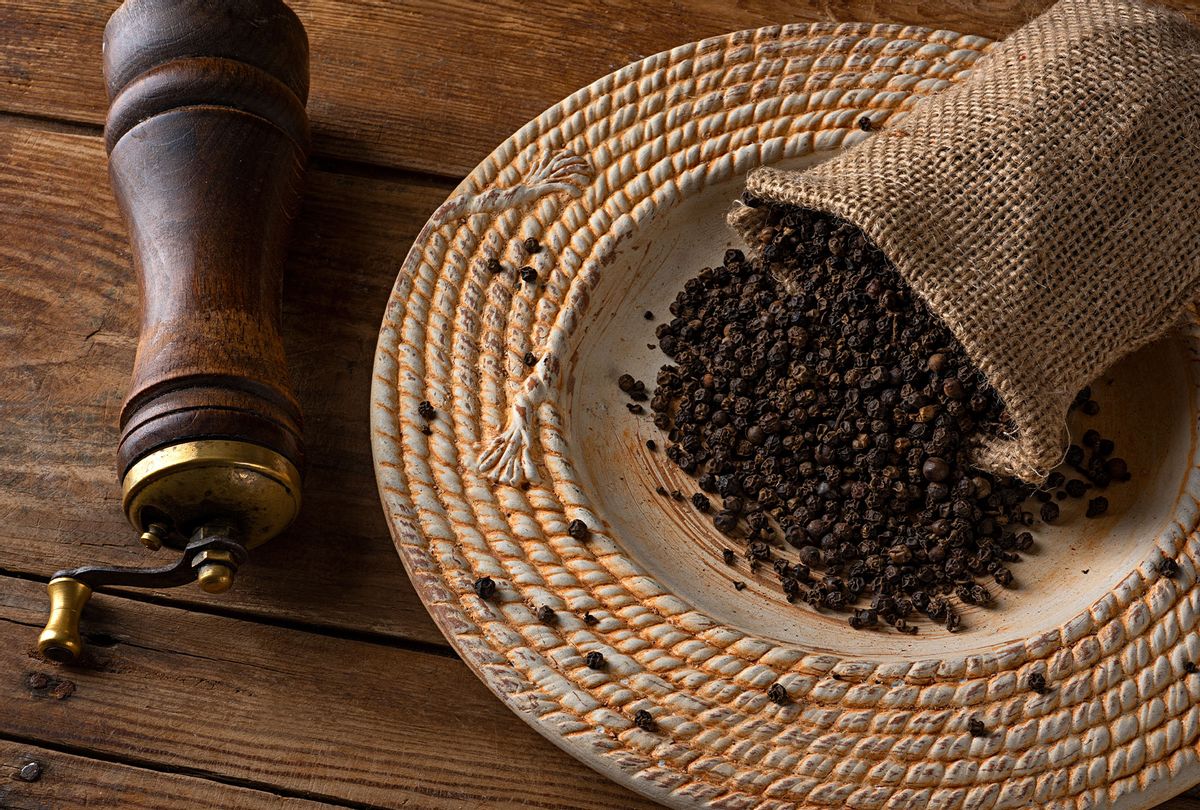 Whole Black Peppercorns with a Grinder (Getty Images/BURCU ATALAY TANKUT)