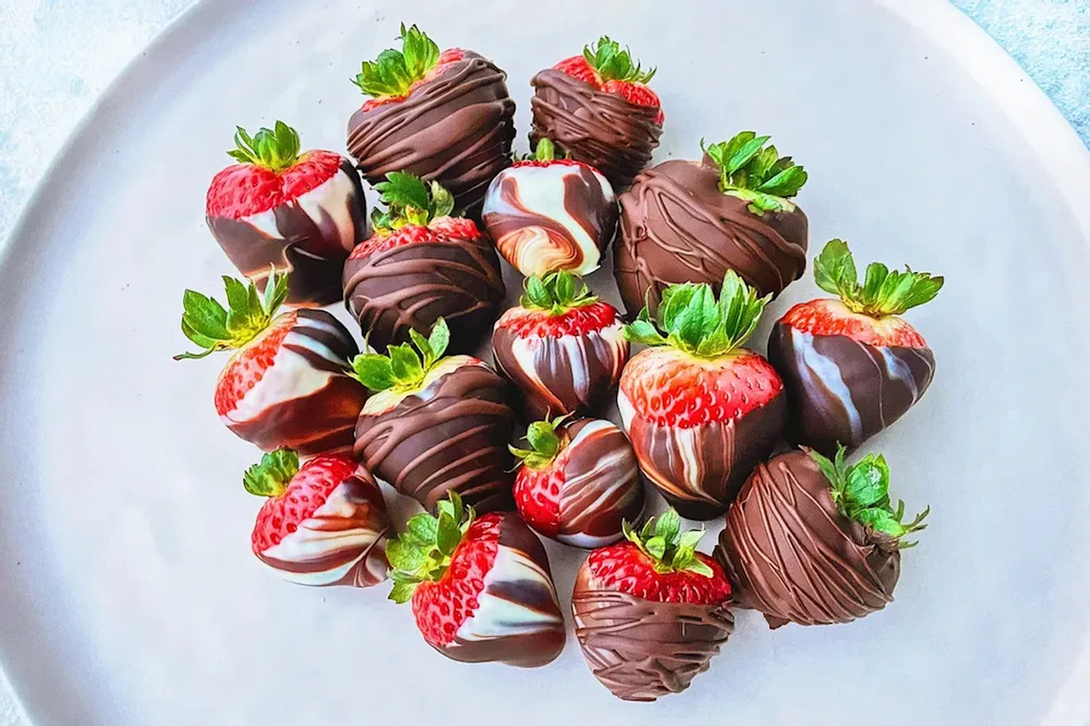 Valentine's Day Chocolate Covered Strawberries