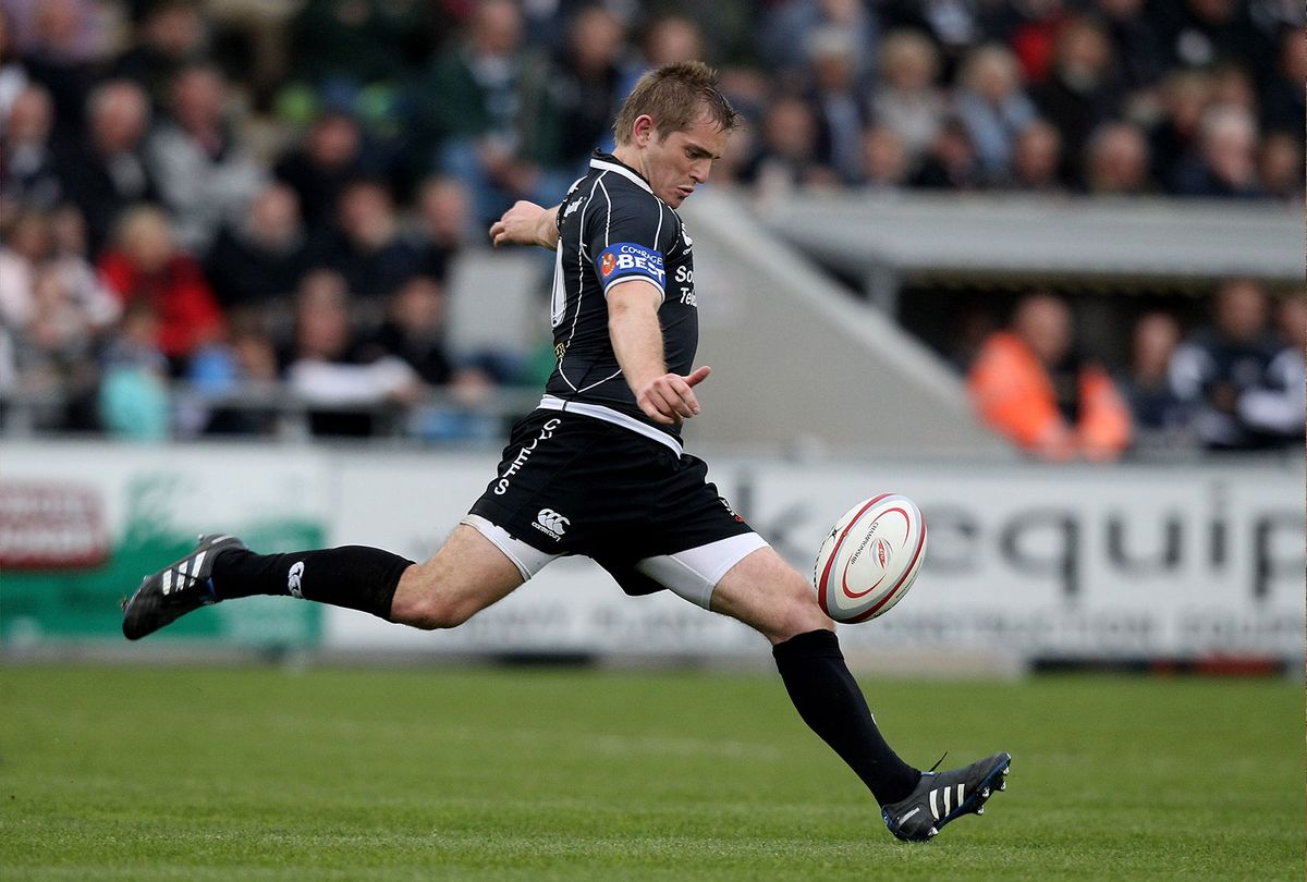 Gareth Steenson of Exeter Chiefs kicks the ball upfield on May 19, 2010 in Exeter, England (David Rogers/Getty Images)