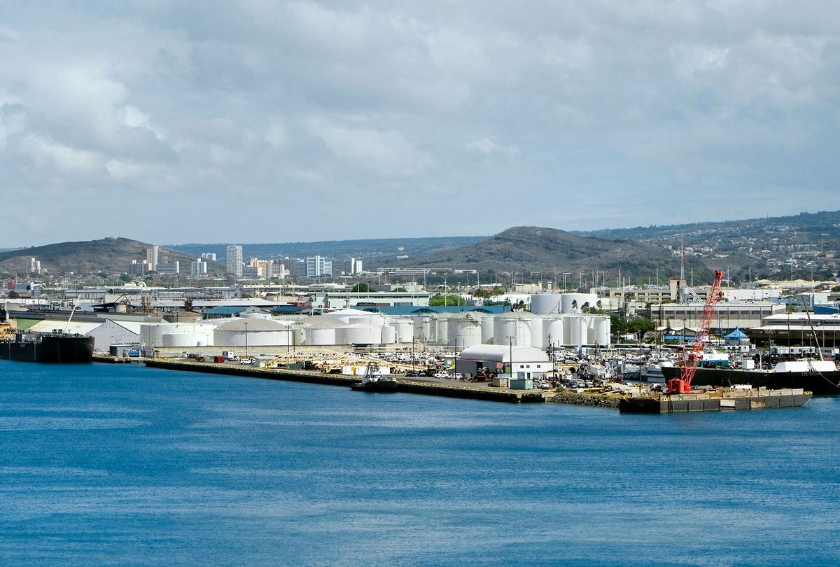 Oil refinery at the waterfront, Honolulu Harbor, Honolulu, Oahu, Hawaii Islands, USA (Getty Images/Glowimages)