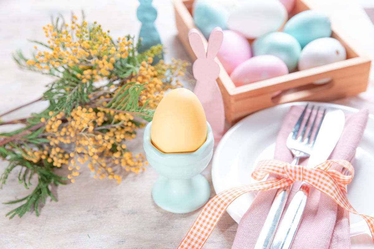 Easter table setting with spring flowers and Easter eggs. (Getty Images / yumehana)