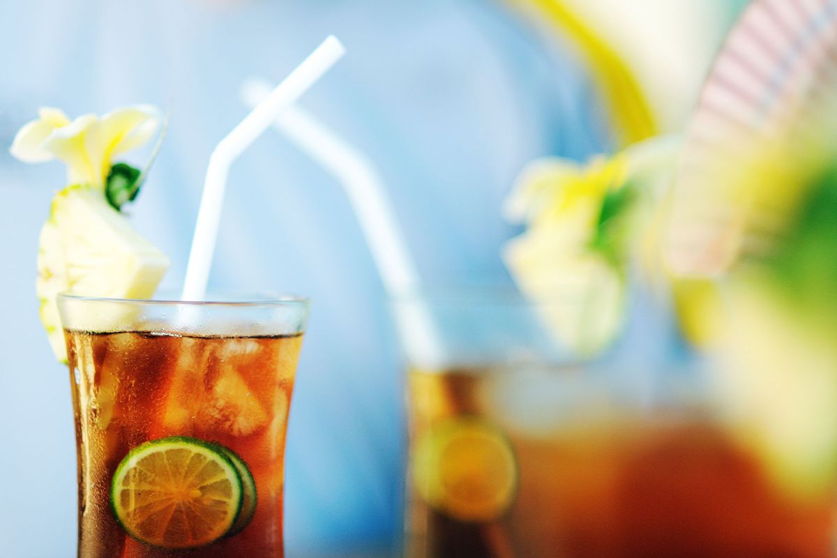Glasses of iced tea with straws and tropical garnishes (Getty Images/Carlina Teteris)