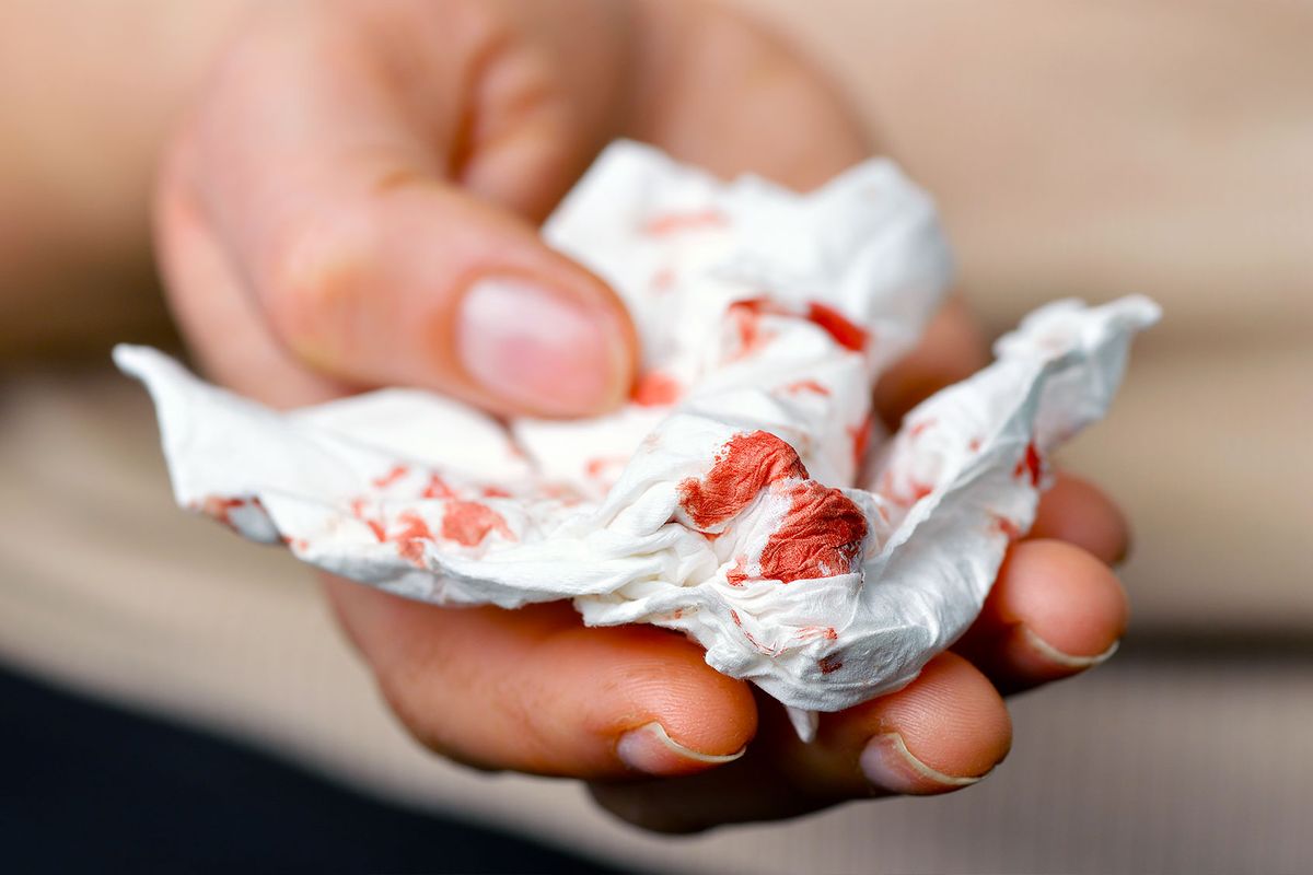 Photo of hands holding tissue with blood (Cunaplus_M.Faba)