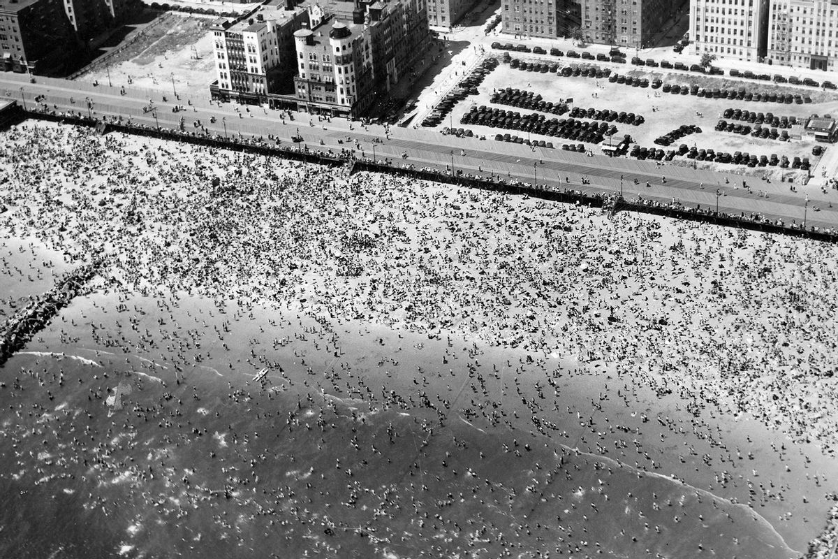Coney Island: Crowd on the beach during the heat wave in July 1936 (ullstein bild/Getty Images)