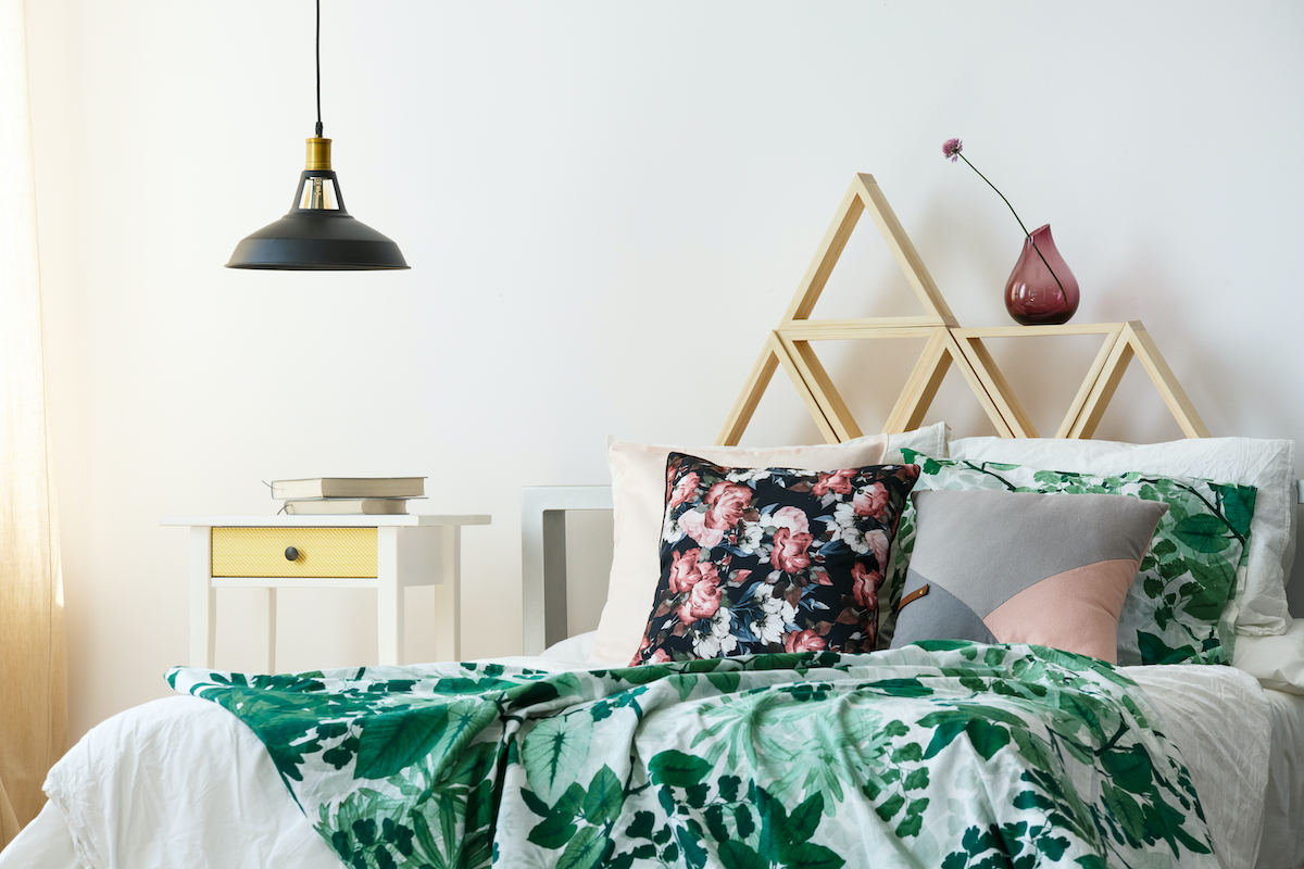 Modern bohemian bedroom interior with green accents and pendant lamp (Getty Images/Katarzyna Bialasiewicz)
