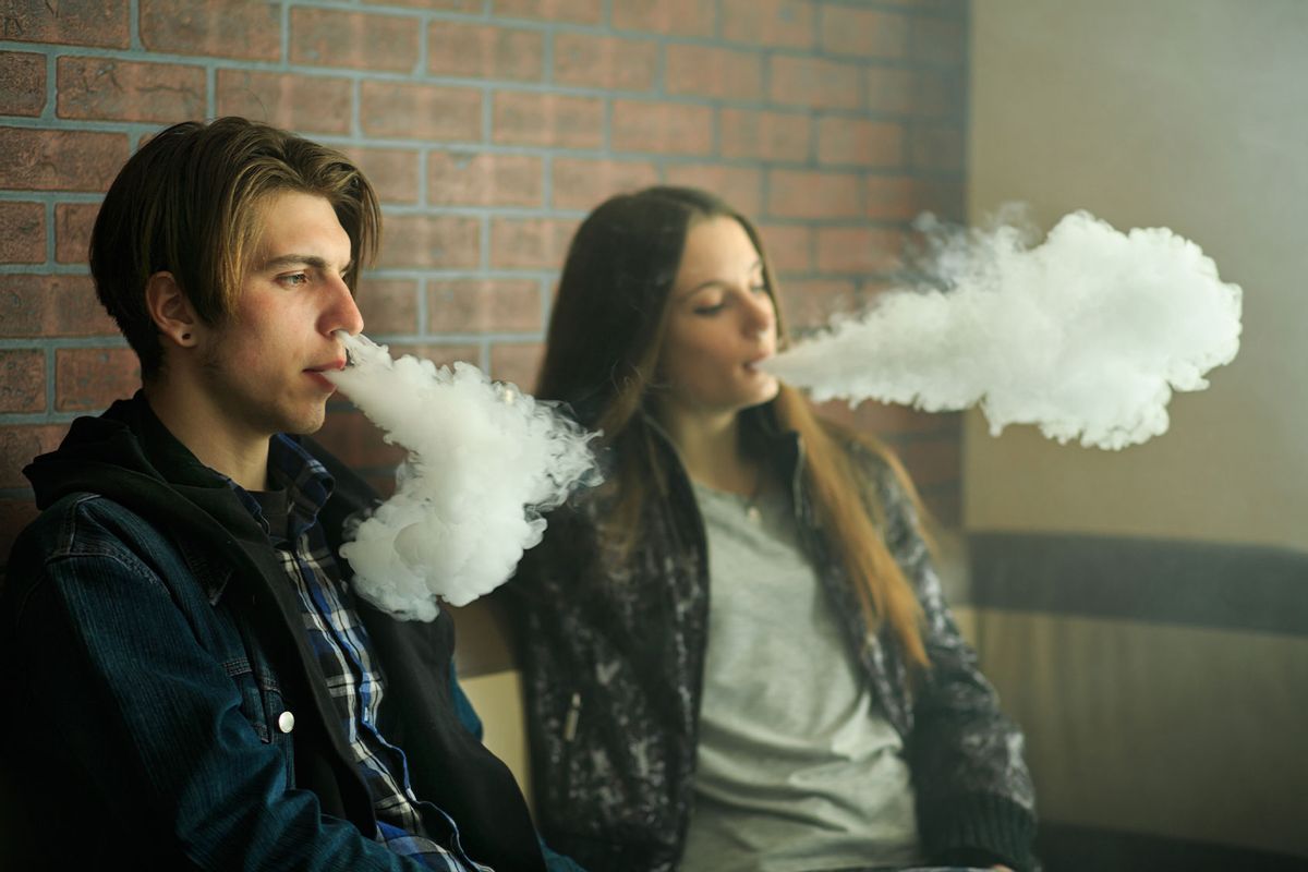 Teenagers Vaping (Getty Images/Aleksandr Yu)
