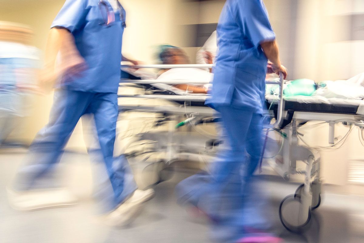 Blurred emergency in hospital (Getty Images/vm)