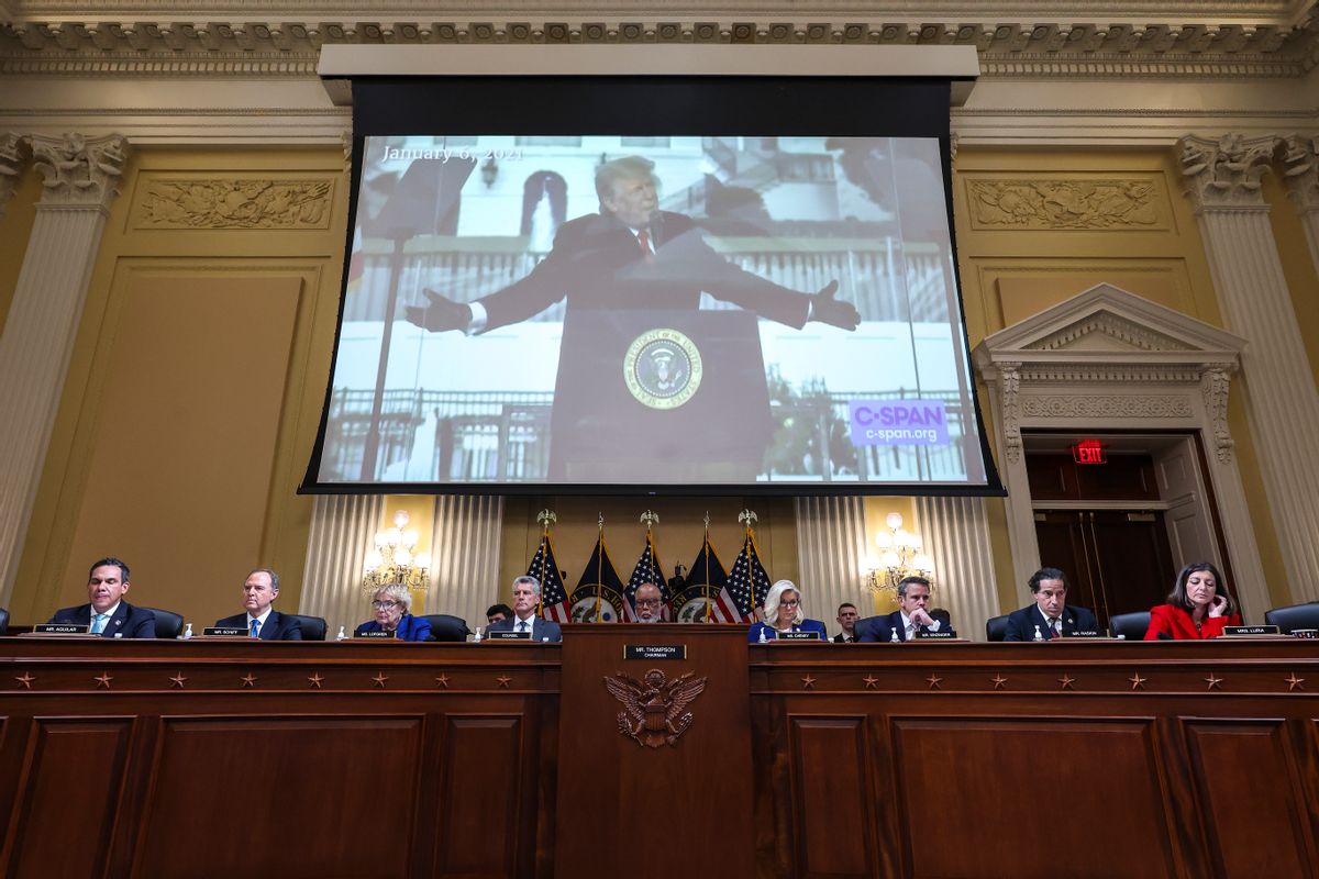 10月13日，前总统唐纳德·特朗普在众议院特别委员会调查1月6日美国国会大厦遇袭事件的听证会上播放了一段视频。(Alex Wong/盖蒂图片社)