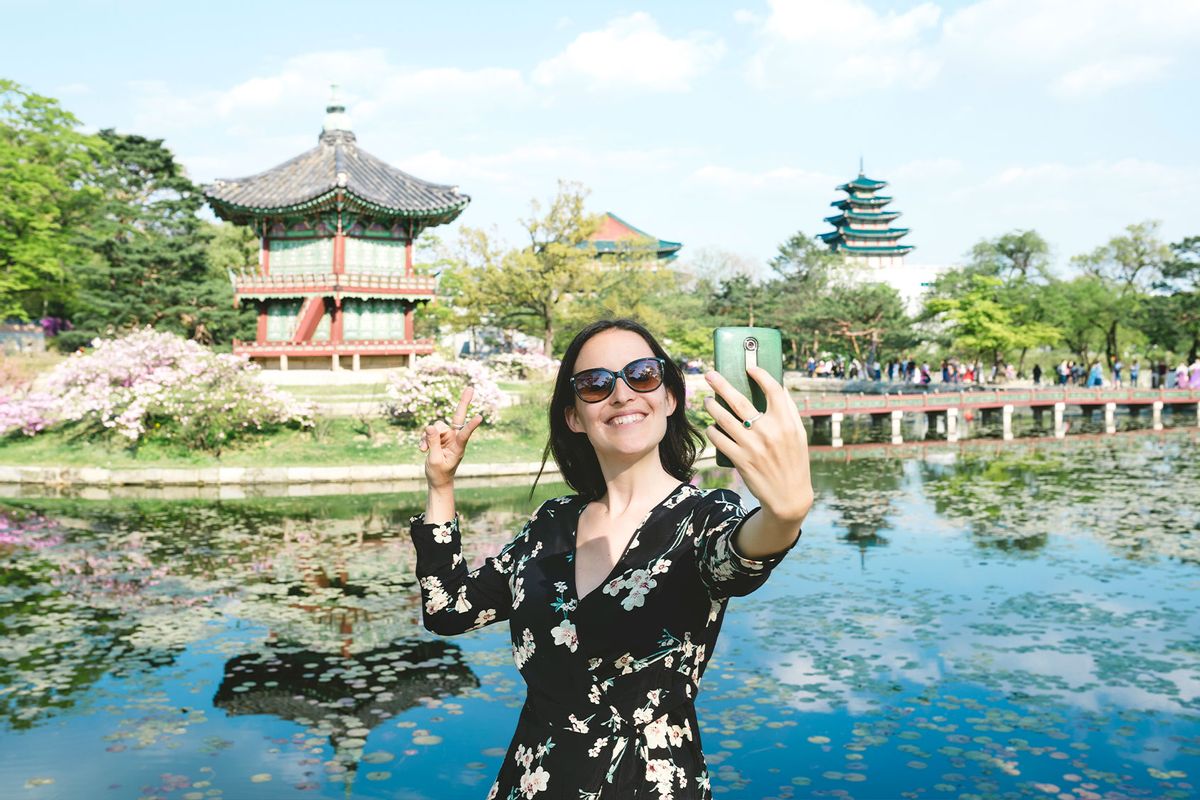 South Korea, Seoul, Woman taking a selfie with smartphone at Gyeongbokgung Palace (Getty Images/Westend61)