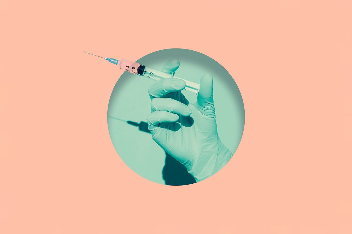 Doctor's hand holding syringe of vaccine (Getty Images/Francesco Carta fotografo)