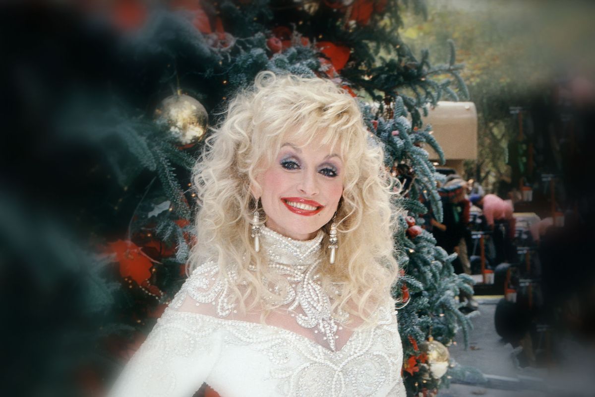 American singer-songwriter Dolly Parton poses for a portrait in front of a Christmas Tree circa 1992 in Lake Tahoe, California. (Ron Davis/Getty Images)
