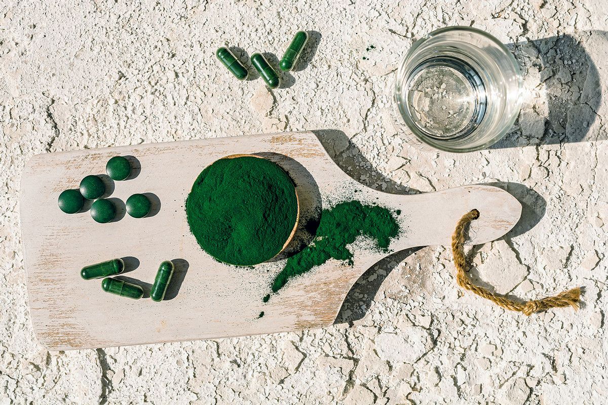 Green algae powder, pills and capsules (Getty Images/Aniko Hobel)