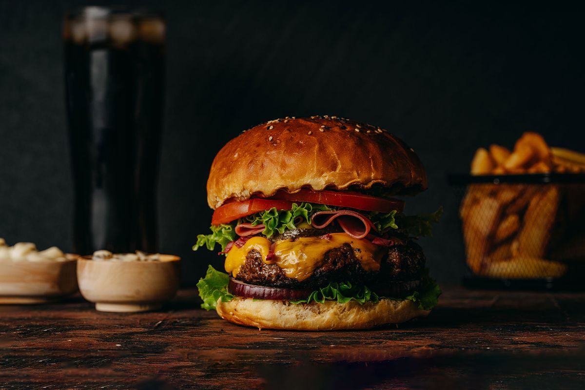 Burger (Getty Images / mertgrkm / 500px)