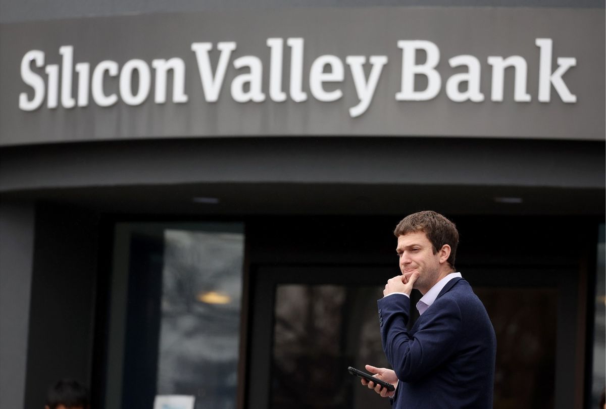 A customer stands outside of a shuttered Silicon Valley Bank (SVB) headquarters on March 10, 2023 in Santa Clara, California.  (Justin Sullivan/Getty Images)