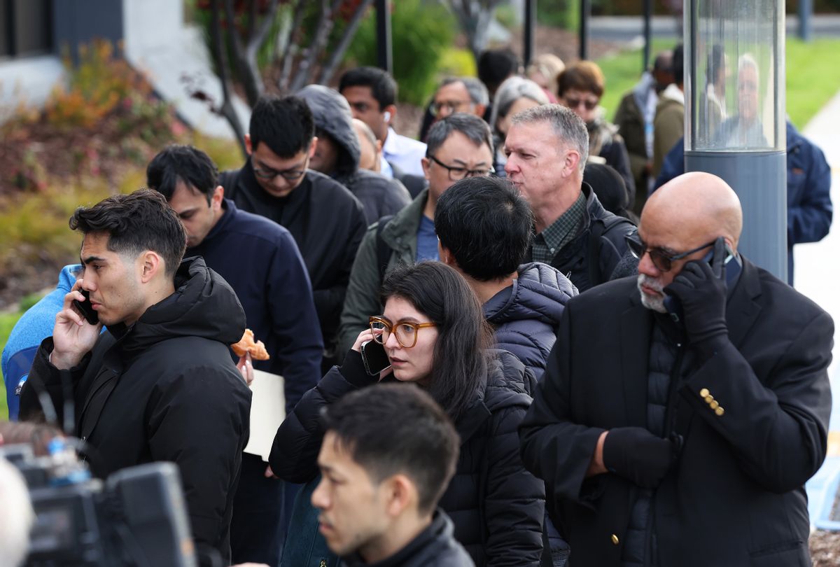 People line up outside of a Silicon Valley Bank office on March 13, 2023 in Santa Clara, California. (Justin Sullivan/Getty Image)