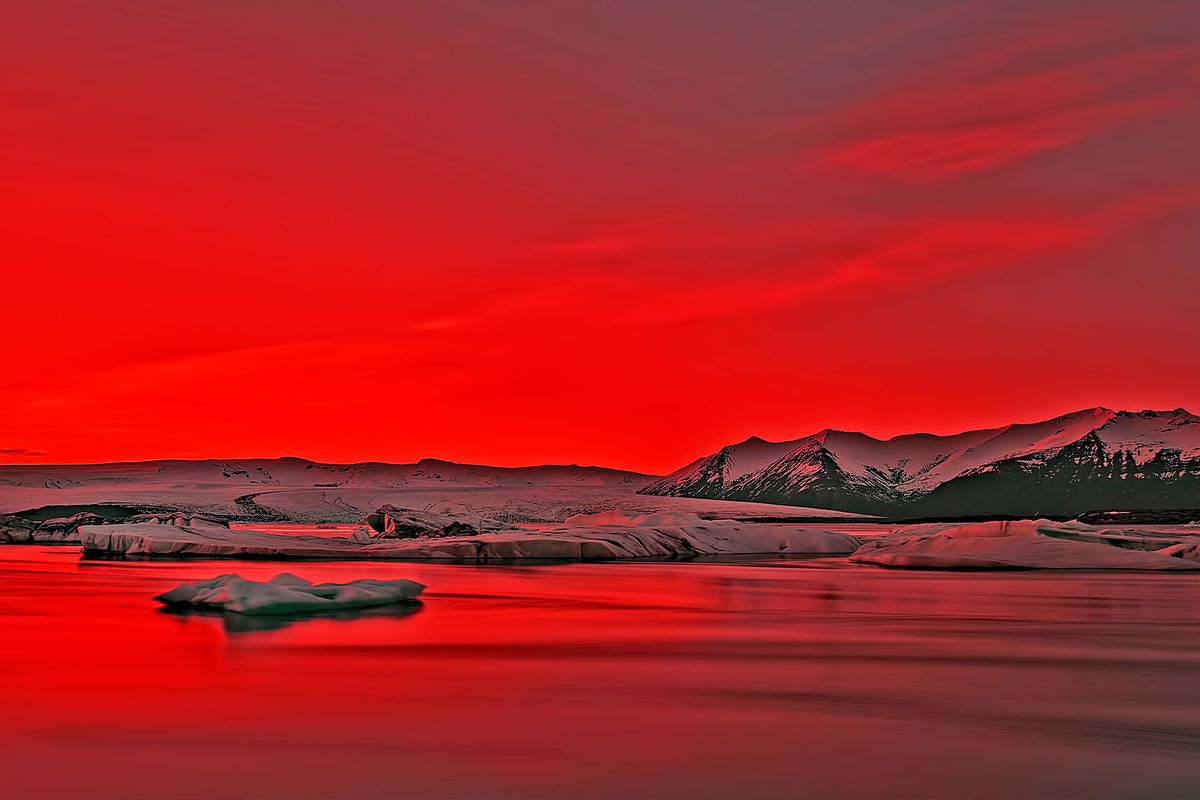Vibrant Red Sunset Over Icebergs in Jokulsarlon Glacier Lagoon, Ice (Getty Images/Dhwee)
