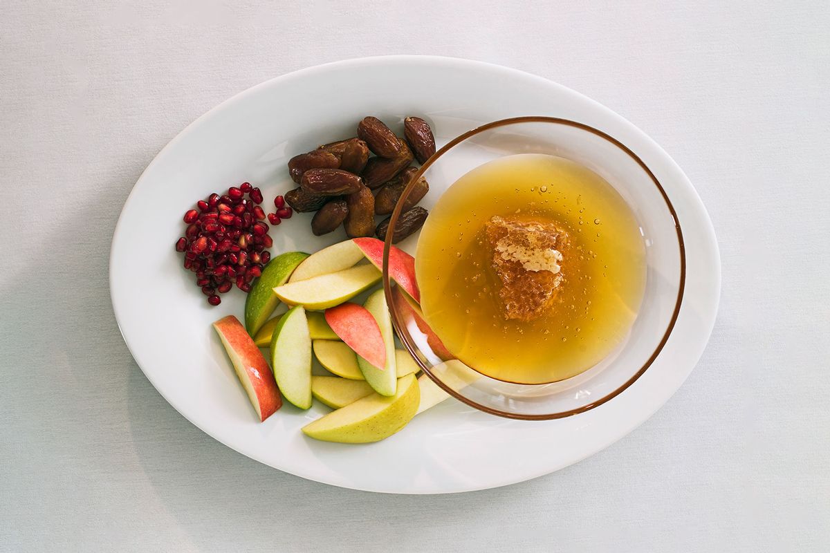 Rosh Hashanah fruit plate with honey (Getty Images/Jupiterimages)