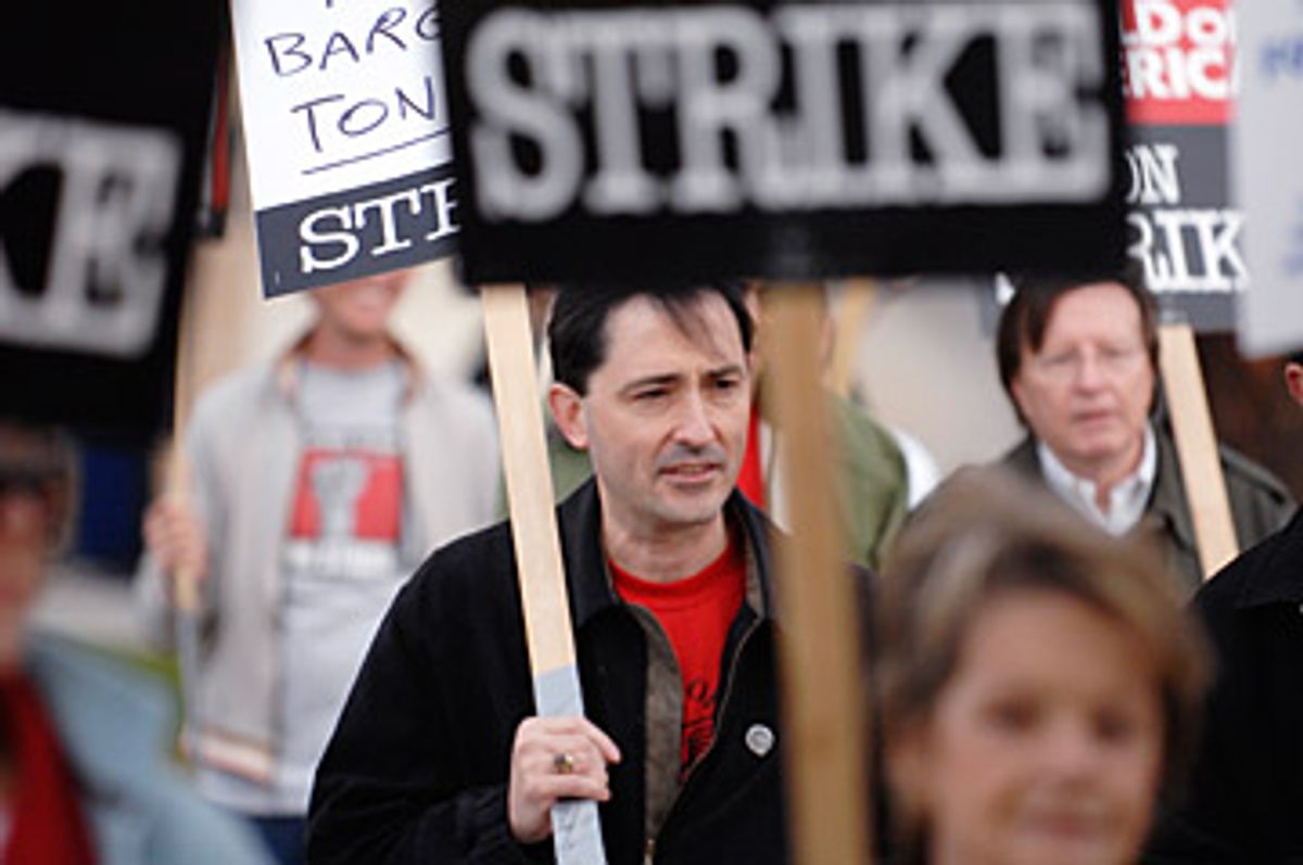 Patric Verrone (C), President of Writers Guild of America, West, joins striking writers as they picket in front of NBC studios in Burbank, California January 2, 2008. REUTERS/Phil McCarten (UNITED STATES)        (Â© Phil Mccarten / Reuters)