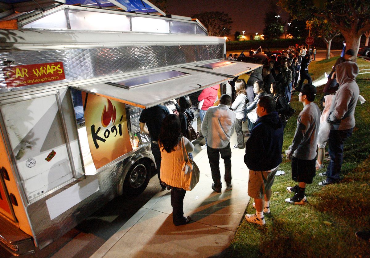 People wait for their food as others line up to place their orders at Kogi, a Korean BBQ-inspired taco truck, in Torrance, California, April 17, 2009. Kogi BBQ uses the online social networking site "Twitter" to alert followers to their location around the Los Angeles area and any other updates.  REUTERS/Danny Moloshok (UNITED STATES BUSINESS FOOD DRINK)   (Reuters)