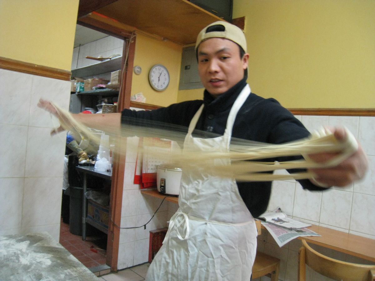 The master at work at Lam Zhou Handmade Noodle