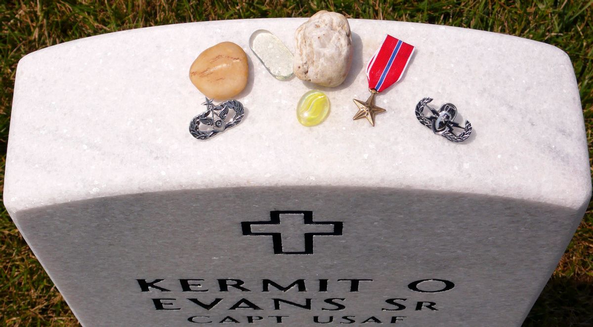 Mementos are placed on a gravestone of USAF Captain Kermit O. Evans Sr. inside Section 60 at Arlington National Cemetery outside Washington, July 25, 2009. Evans died in Iraq in December 2006.          REUTERS/Larry Downing  (UNITED STATES POLITICS SOCIETY MILITARY) (Reuters)