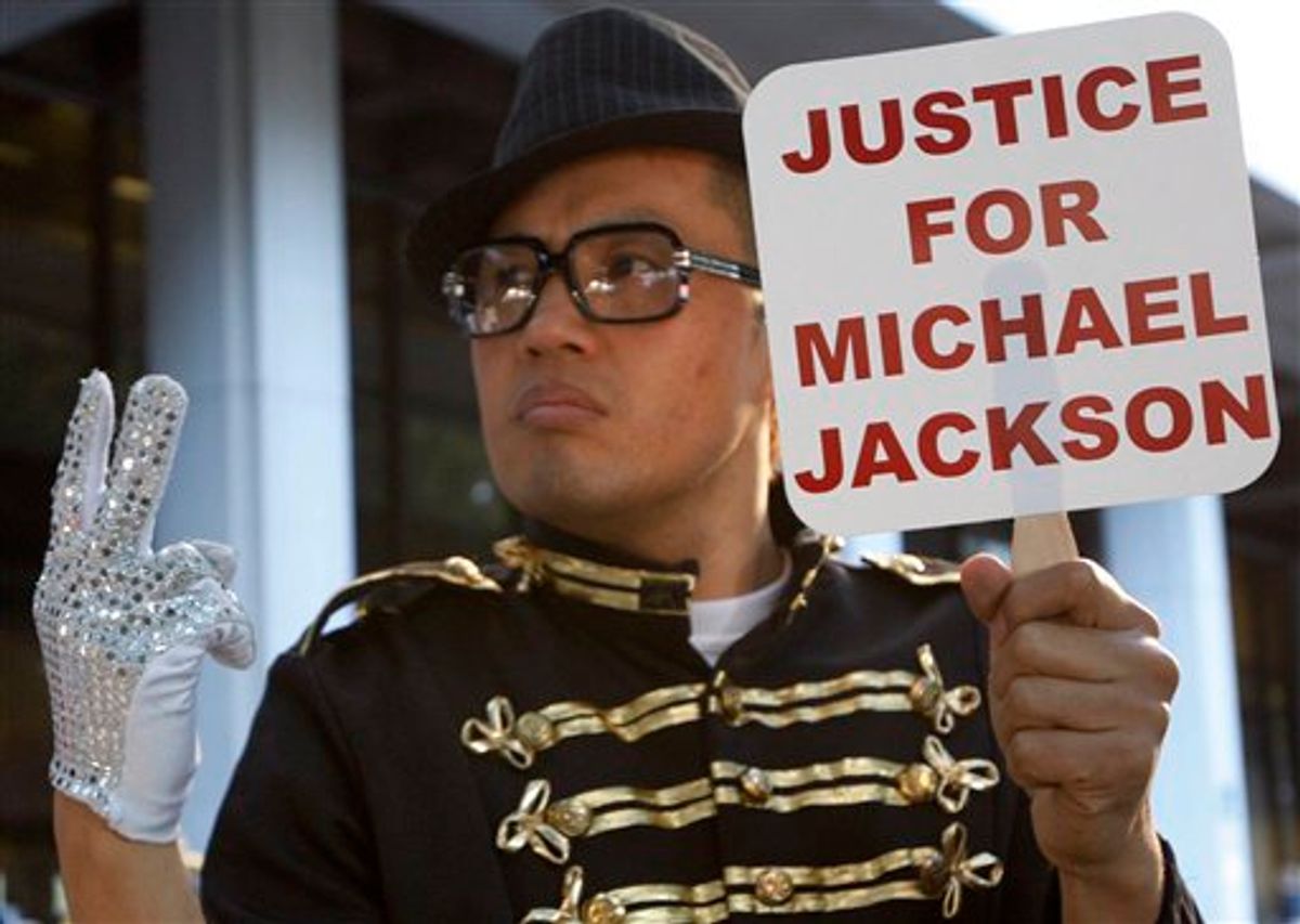 Sean Kang, a Michael Jackson fan from New York, holds up a sign in protest to Michael Jackson's doctor, Conrad Murray, at a Los Angeles Courthouse in downtown Los Angeles Tuesday, Jan. 4, 2011. Dr. Conrad Murray appeared in a Los Angeles court Tuesday to begin a multi-day hearing where prosecutors will lay out some of their evidence to support an involuntary manslaughter charge. (AP Photo/Nick Ut)  (AP)