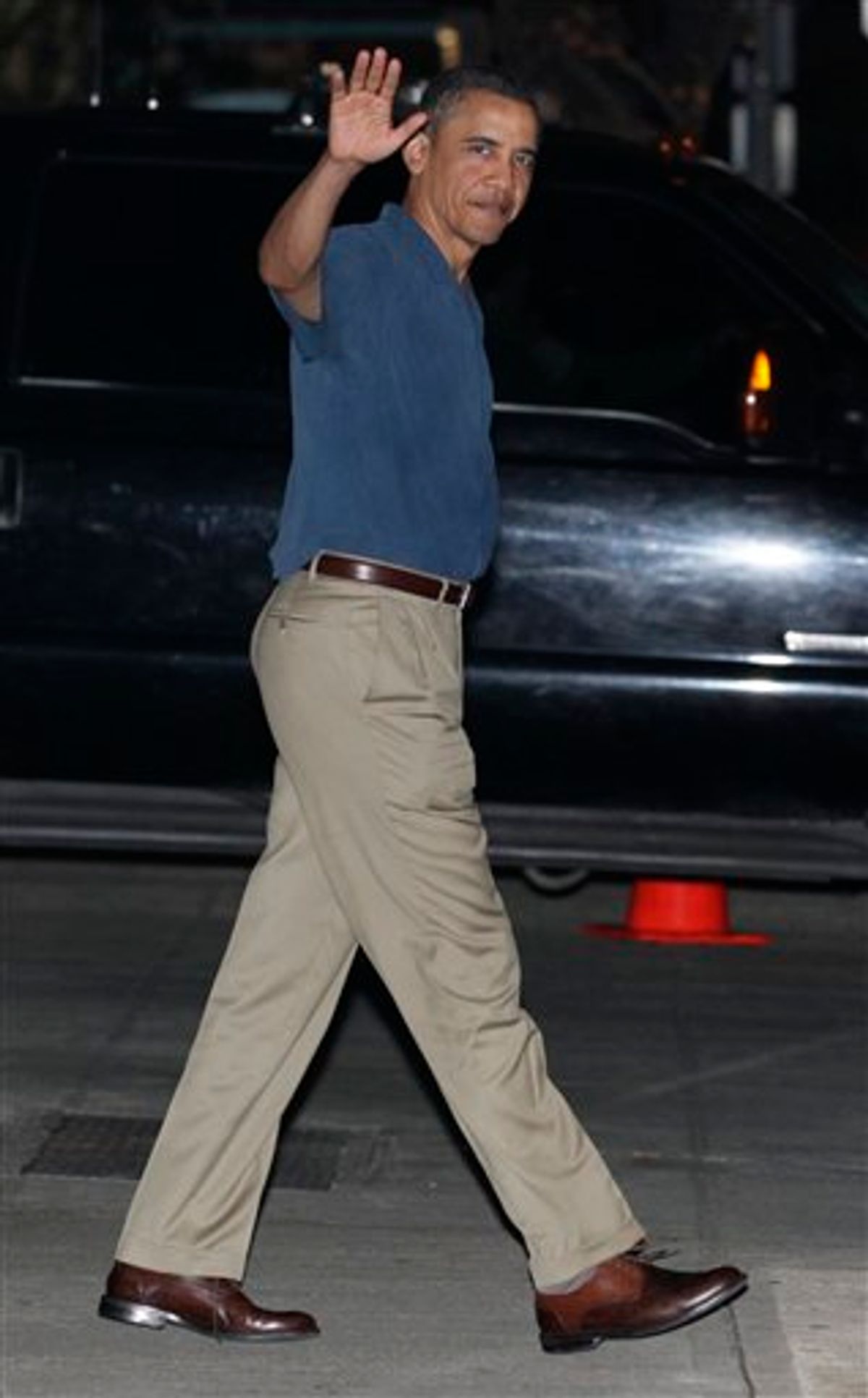 President Barack Obama waves as he leaves Alan Wong's Restaurant in Honolulu, Hawaii, Wednesday, Dec. 29, 2010, after dining with family and friends.. (AP Photo/Carolyn Kaster)  (AP)