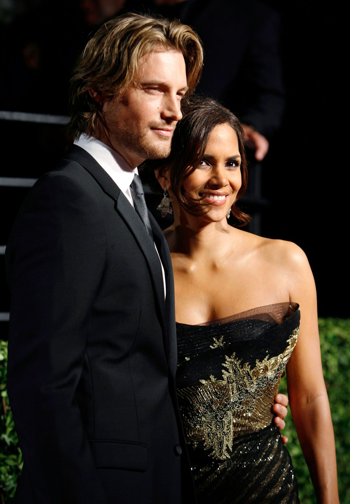 Actress Halle Berry and model Gabriel Aubry pose as they arrive at the 2009 Vanity Fair Oscar Party in West Hollywood, California February 22, 2009. REUTERS/Danny Moloshok  (UNITED STATES) (OSCARS-PARTY) (Â© Danny Moloshok / Reuters)