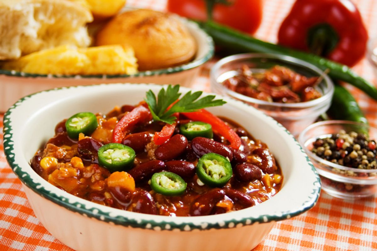 Traditional mexican chili with kidney beans and ground beef (Igor Dutina)