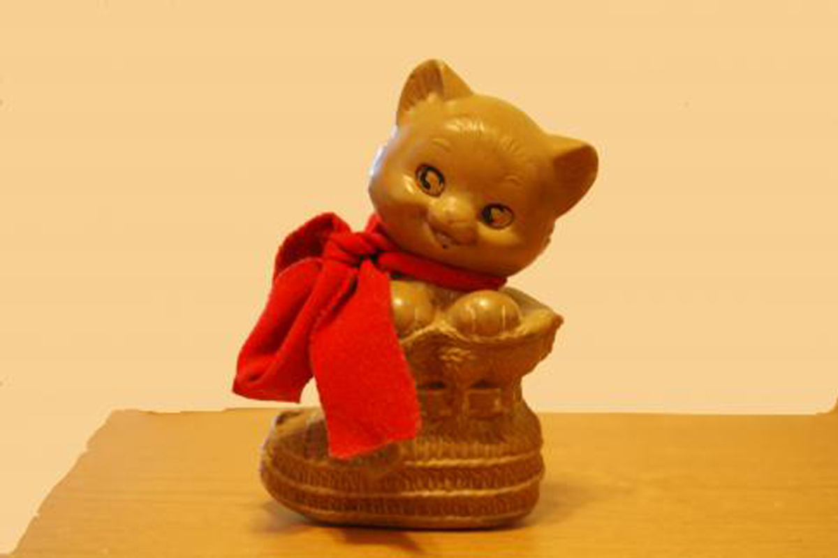 The author's toy rubber cat, Hebertico 