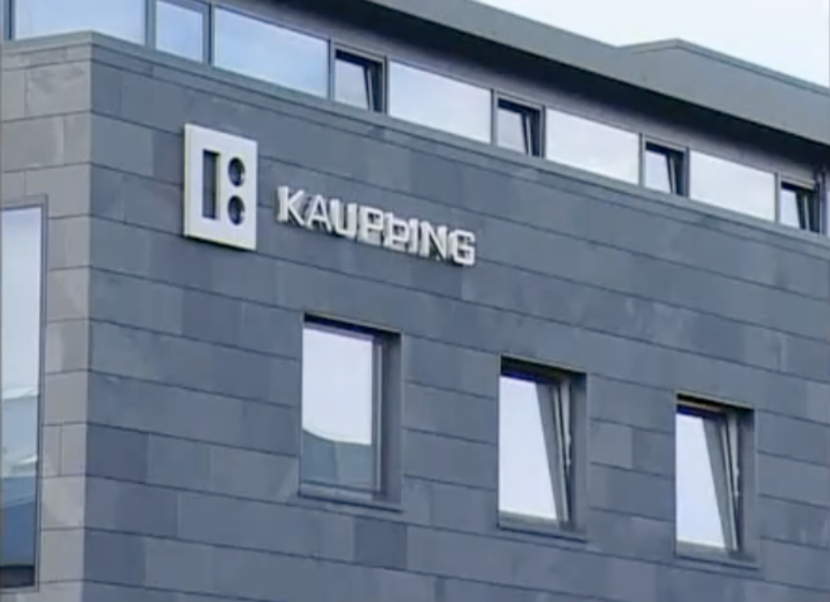 Entrepreneurs Robert and Vincent Tchenguiz are suspected of fraud in connection with the collapse of Icelandic bank Kaupthing.