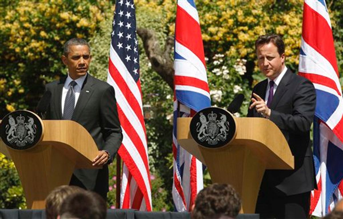 El presidente de Estados Unidos Barack Obama y el primer ministro británico David Cameron participan en una conferencia de prensa conjunta el miércoles 25 de mayo de 2011 en la mansión de Lancaster en Londres. (Foto AP/Charles Dharapak)    (AP)