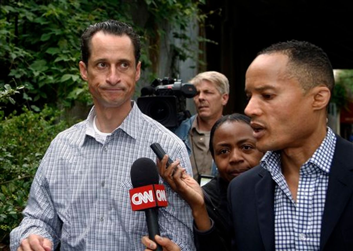 El representante federal estadounidense Anthony Weiner, sale de su casa en Nueva York, el sábado 11 de junio del 2011  (AP Foto/David Karp). (AP)
