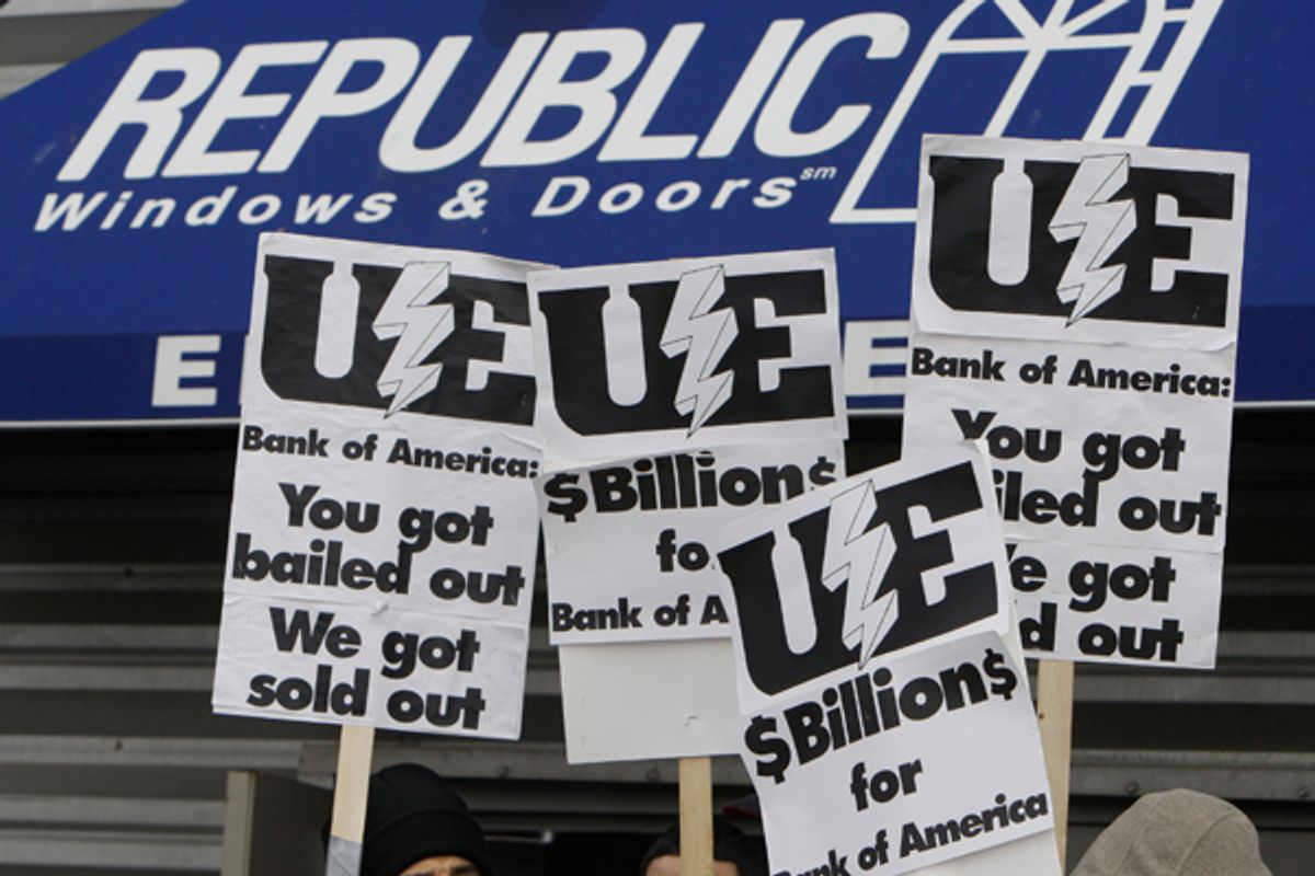 Workers picket at the Republic Windows and Doors factory in Chicago, on Dec. 8, 2008. (AP/M. Spencer Green)
