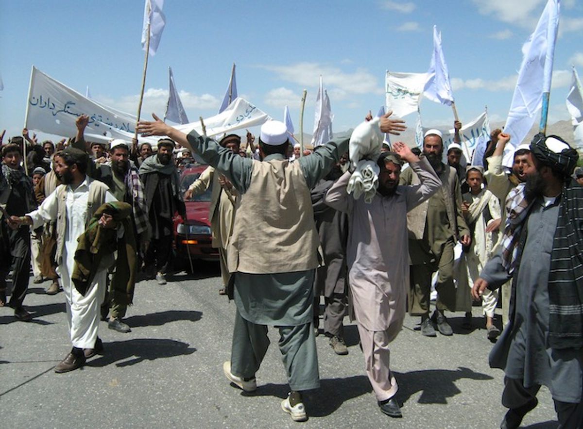 More than 1,500 Afghans block the highway between Kabul and Kandahar in Seed Abad, Wardak province, Afghanistan, Saturday, May 26, 2012.                    (AP/Rahmatullah Nikzad)