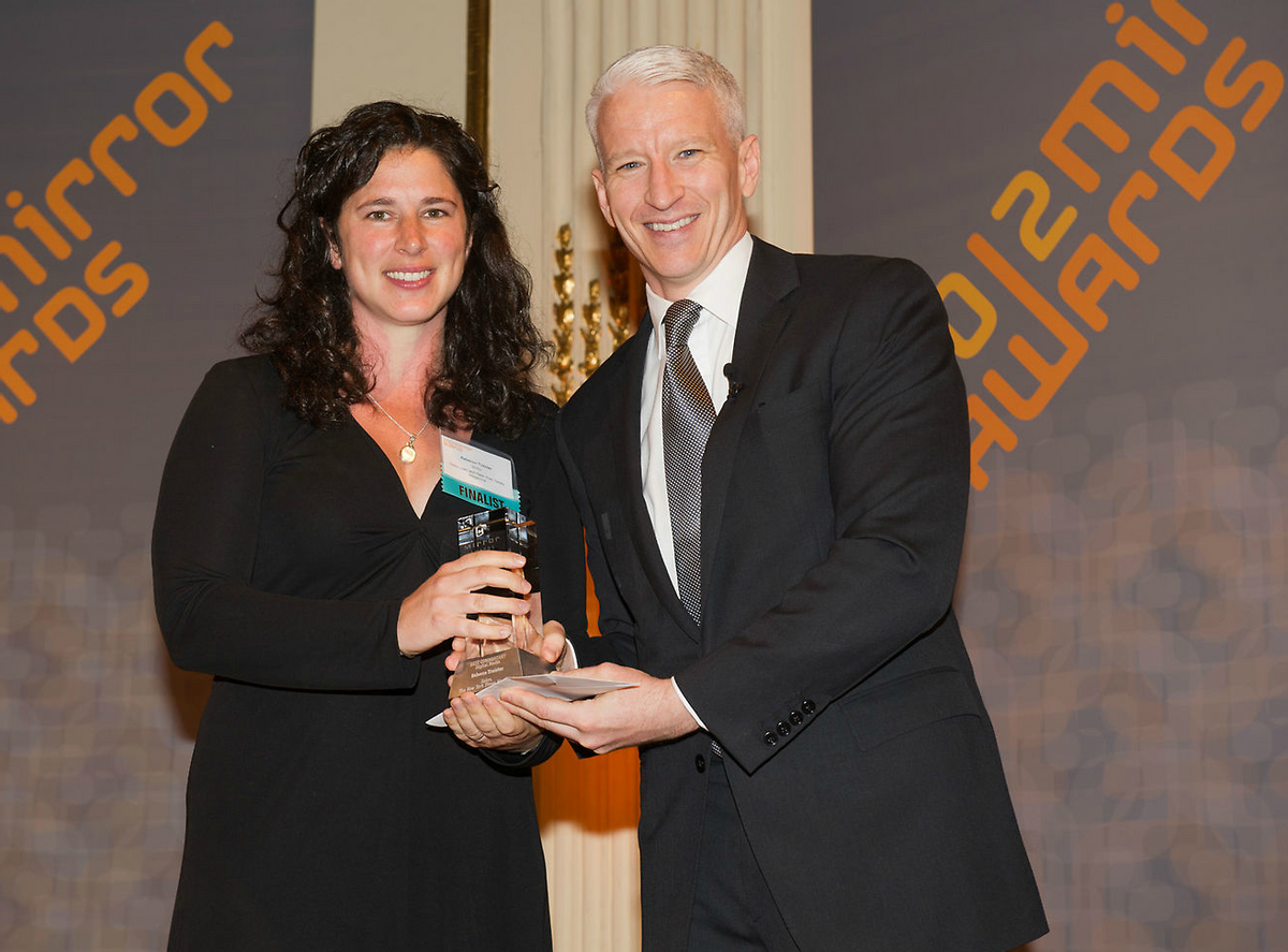 Rebecca Traister accepts a Mirror Award from CNN's Anderson Cooper. (Syracuse University)