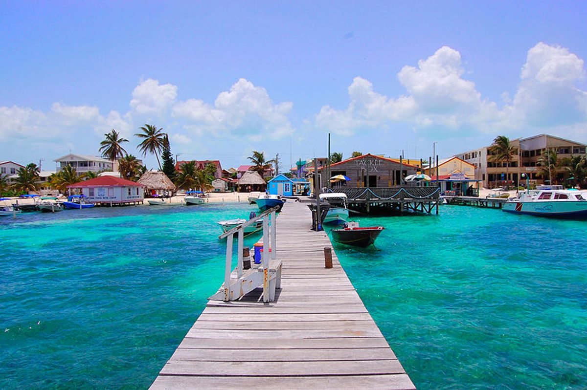 San Pedro Beach in Ambergris Caye, Belize. Photographed by Adam Reeder in June 2007  ((Wikimedia))