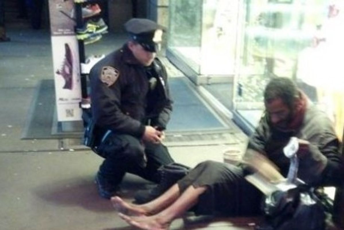 Officer DePrimo's kind act (via NYPD Facebook page) (Credit: Jennifer Foster of Florence, AZ)

  