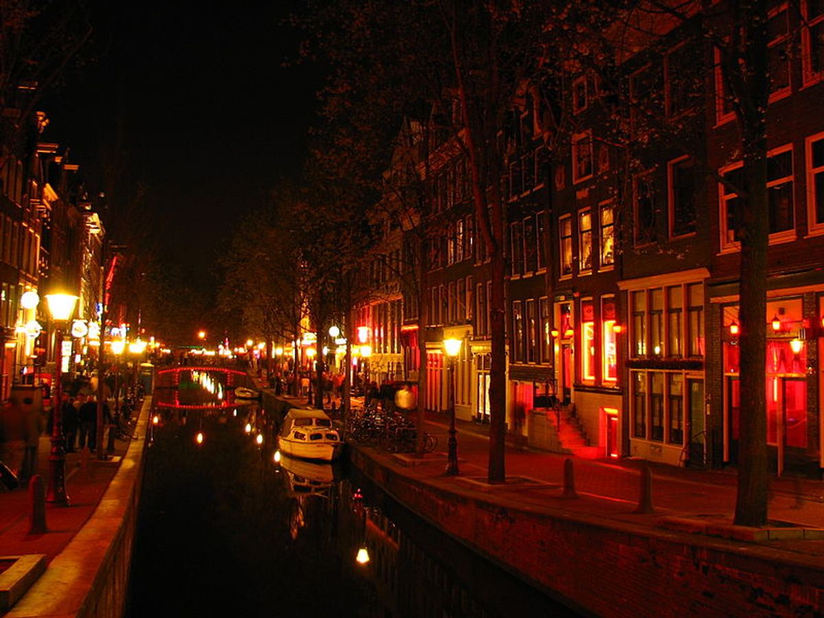  Amsterdam's red light district (Wikimedia, Rungbachduong)   