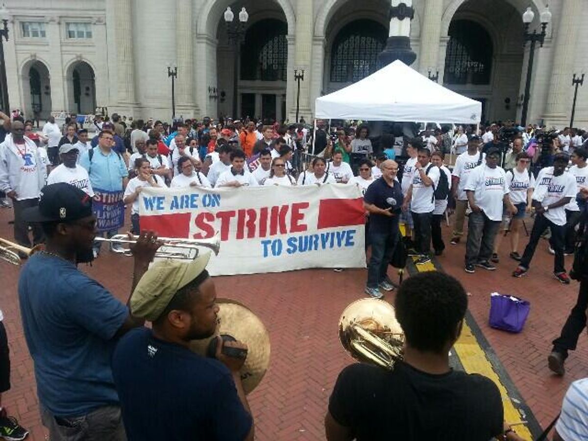  Strikers at D.C.'s Union Station  (@GoodFoodNation)