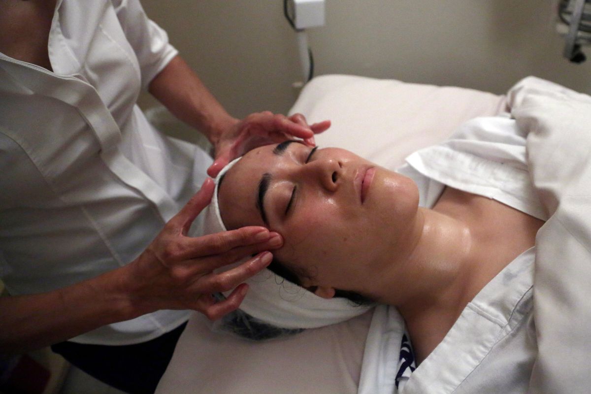 Shizuka Bernstein gives what she calls a Geisha Facial to Mari Miyoshi at Shizuka New York skin care in New York.      (AP/Mary Altaffer)