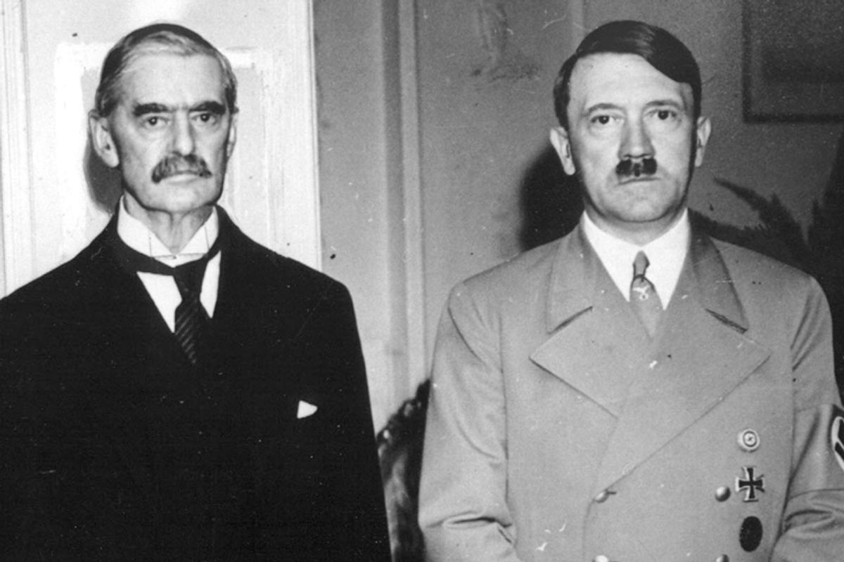 Neville Chamberlain, Adolf Hitler      (AP)
