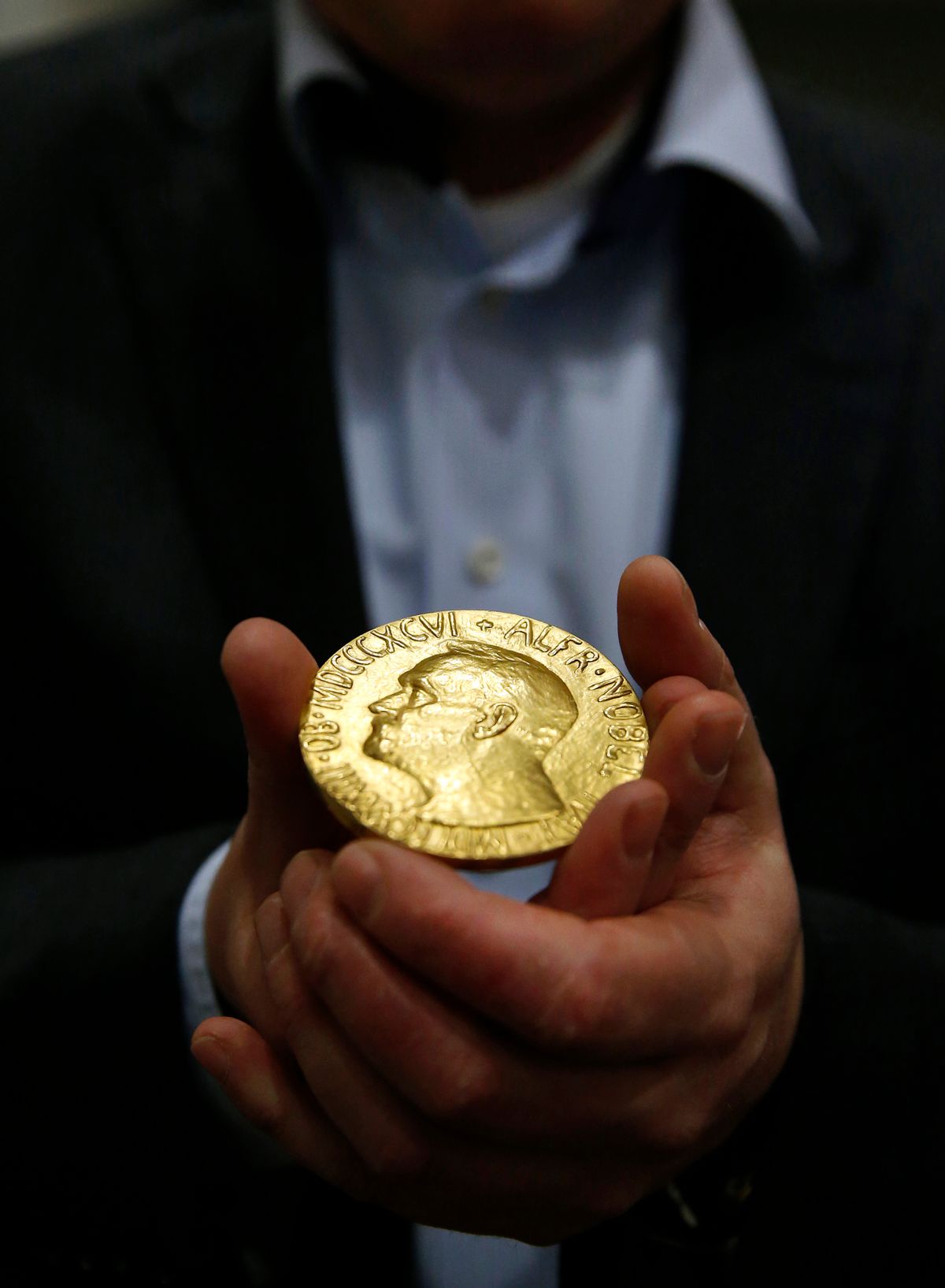 Bidder Ole Bjorn Fausa, of Norway, holds the 1936 Nobel Peace Prize medal in Baltimore, Thursday, March 27, 2014. (AP Photo/Patrick Semansky)  (AP)