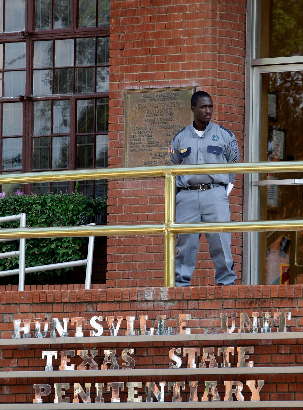 FILE - In this Sept. 21, 2011 file photo, a corrections officer keeps watch outside the Texas Department of Criminal Justice Huntsville Unit in Huntsville, Texas.  ((AP Photo/David J. Phillip, File))