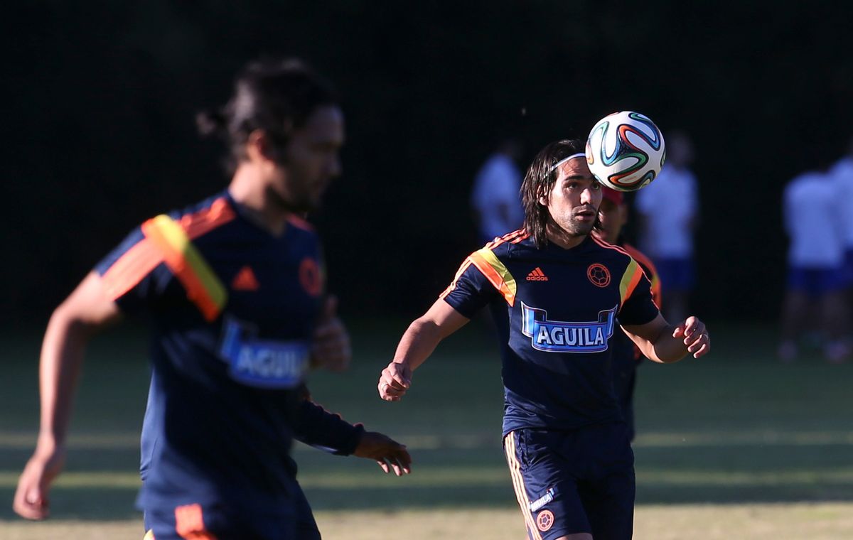 Colombia's player Radamel Falcao, right, trains with teammate Eder Alvarez Balanta in Buenos Aires, Argentina, Wednesday, May 28, 2014. Colombia's national soccer team is hoping Falcao will be able to play at the World Cup after his knee injury. Brazil is hosting the international soccer tournament starting in June. (AP Photo/Sergio Llamera) (AP)