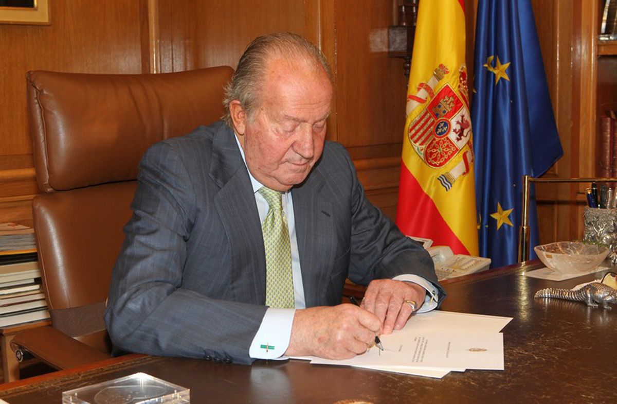 In this photo released by the Royal Palace on Monday, June 2,  2014,  Spain's King Juan Carlos signs a document in the Zarzuela Palace opening the way for his abdication. Spain's King Juan Carlos plans to abdicate and pave the way for his son, Crown Prince Felipe, to take over, Spanish Prime Minister Mariano Rajoy told the country Monday in an announcement broadcast nationwide. The 76-year-old Juan Carlos oversaw his country's transition from dictatorship to democracy but has had repeated health problems in recent years. (AP Photo/Spanish Royal Palace) (AP)